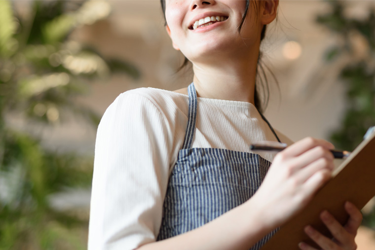 笑顔の女性